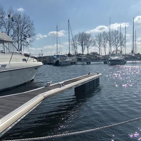 ホテル Nuit Insolite Sur L'Eau Au Port De ウイストルアム エクステリア 写真