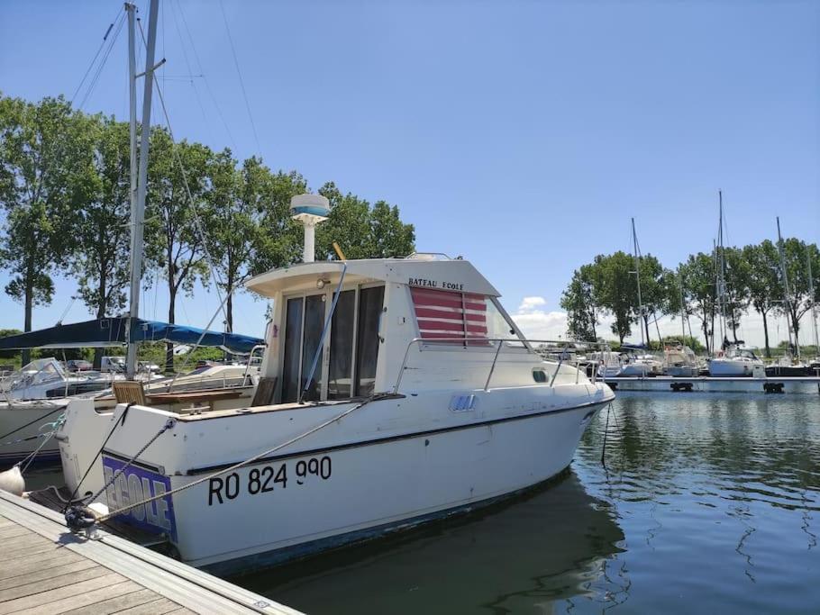 ホテル Nuit Insolite Sur L'Eau Au Port De ウイストルアム エクステリア 写真
